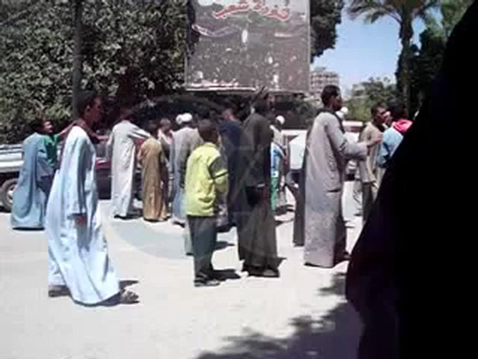 أهالى قرية بأسيوط يقطعون الطريق أمام ديوان المحافظة إحتجاجا على نقص البوتاجاز