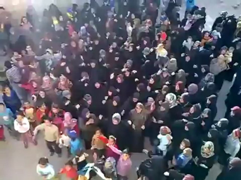 Syria فري برس ادلب كفرومة  مظاهرة نسائية لبيك لبيك يا الله 20 5 2012 Idlib