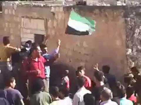 Syria فري برس ادلب حربنوش الجيش الحر يرافق تشييع الشهيد 20 5 2012 ج2 Idlib