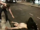 2 mecs ivres font du catch dans la rue
