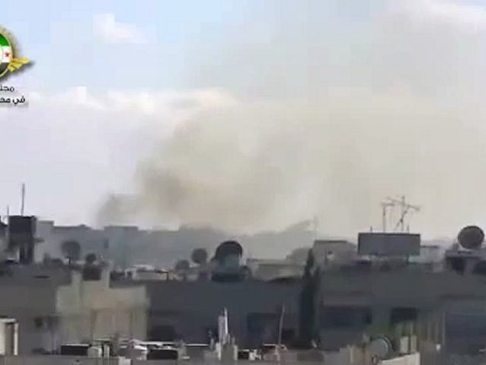 Syria فري برس حمص تصاعد  اعمدة الدخان من منازل المدنيين في حي كرم شمشم بسبب إستهداف الحي بقذائف الأربي جي من عصابات الأسد 21 5 2012 Homs