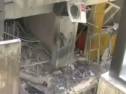 Syria فري برس حمص اثار الدمار في احد منازل حي الخالدية بعد ان استهدف الحي بقذائف الهاون ليلة امس 21 5 2012 Homs