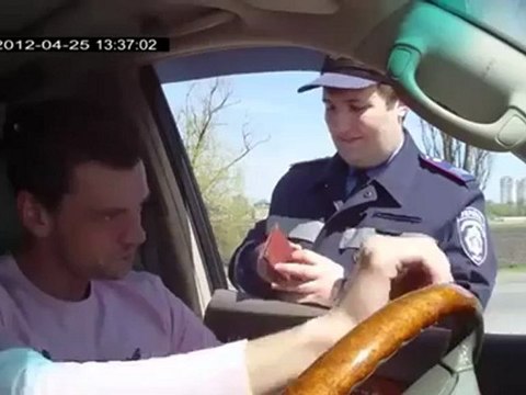 Deux Russes parlent anglais pour échapper à une amende