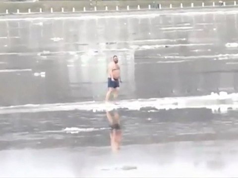 Ivre au milieu d'un lac gelé