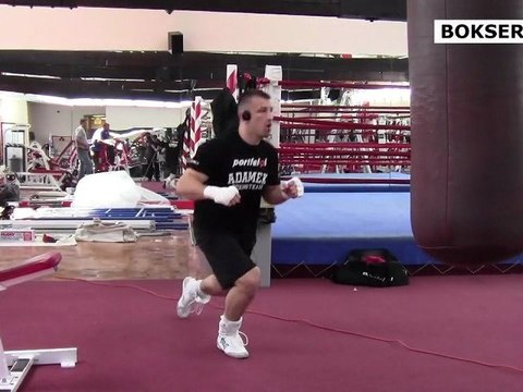 Adamek - Chambers: Góral rozgrzewa się przed treningiem