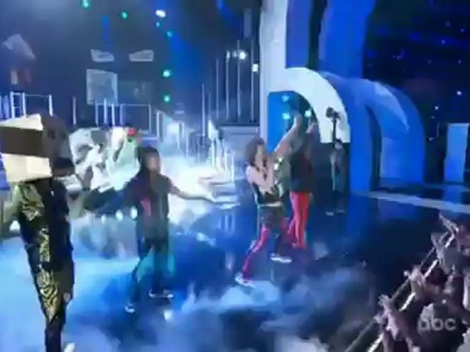 La banda electrónica LMFAO puso el ritmo en los premios Billboard