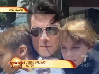 Jorge Salinas con sus hijos