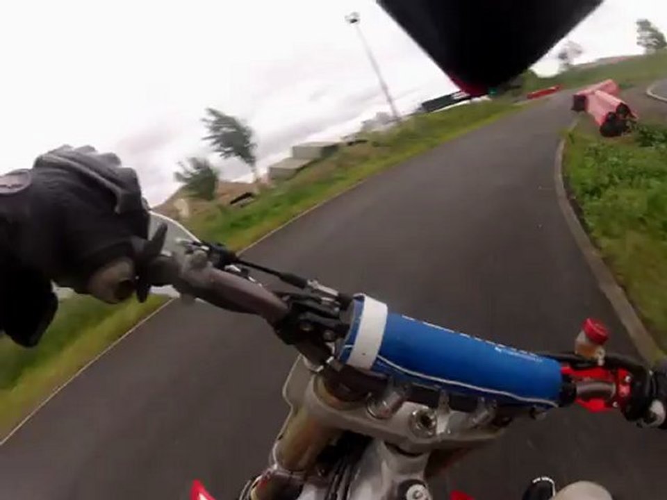 en slick sous la pluie à Candie