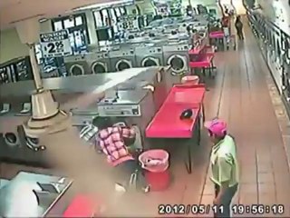 Padres encierran a su bebé en una lavadora por jugarle una broma y no pueden abrirla
