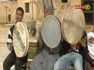 Dengbêjê ku di fîlma MEM û ZÎNê de arbaneyê lê dida û distra, xwe dide nasandin û stranan ji bo me distre.