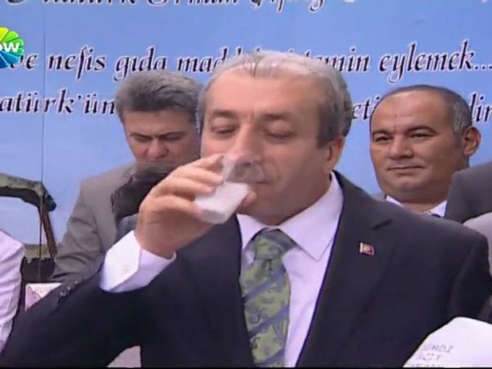 Mehmet Mehdi Eker öğrencilerle süt içti - 21 mayıs 2012