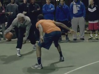 Un vieux bat des jeunes au basket