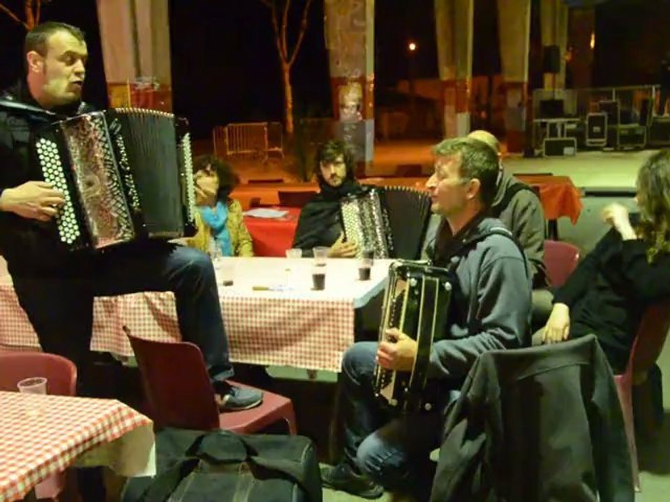Boeuf impro avec "Les chansons à bretelles" au festival de l'accordéon de Saint Quentin la Poterie 2012