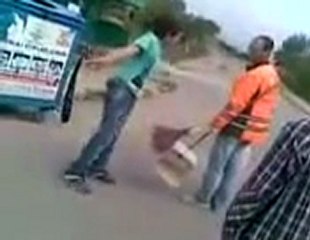 Un enfant veut frapper un balayeur avec sa ceinture