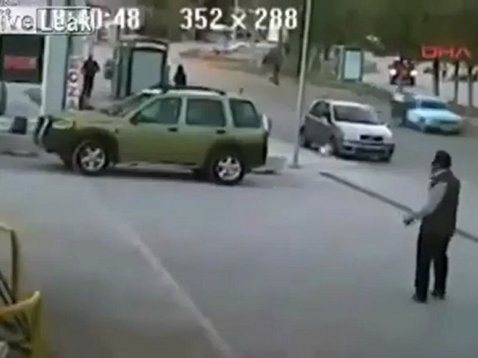 ACIDENTE!! Carro desgovernado atropela pedestres em ponto de ônibus