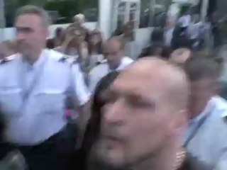 Arrivée mouvementée de Kimberly Kardashian à l'aéroport international de Nice