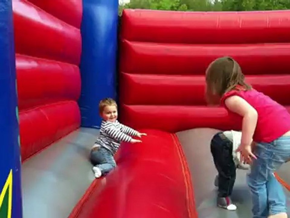alix Zélie et paco sur le chateau gonflable