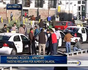 Taxistas reclaman aumento salarial