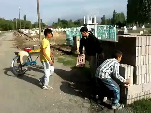 HAKVEYİS MEZARLIĞI ÇOCUKLAR YARDIMA GELDİ