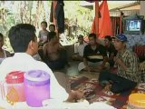 Sumatra quake victims pay for own aid - 05 Oct 09