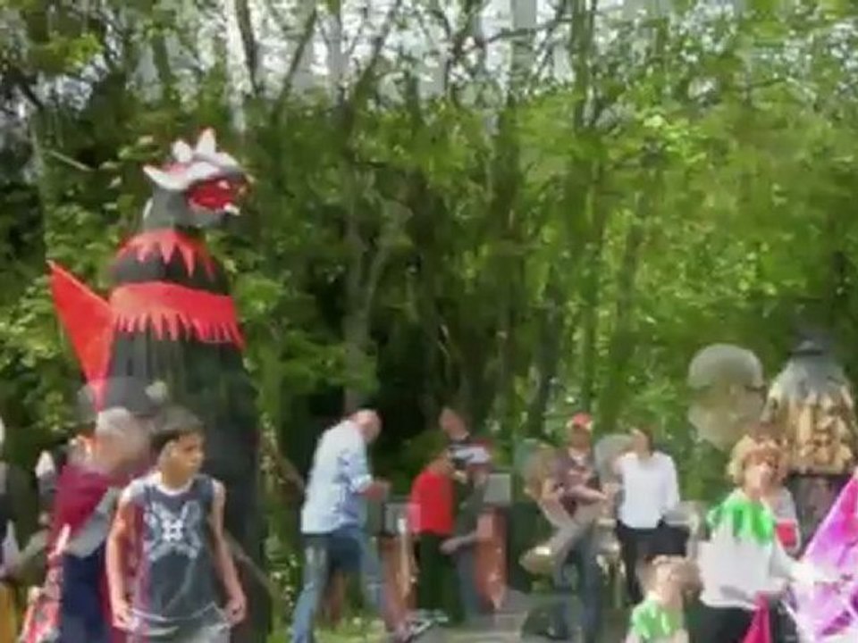 Des géants défilent à Macquenoise