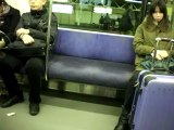 Ragazza dormiente a tokyo sul treno