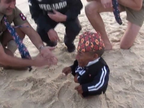 L'homme le plus petit du monde découvre la plage