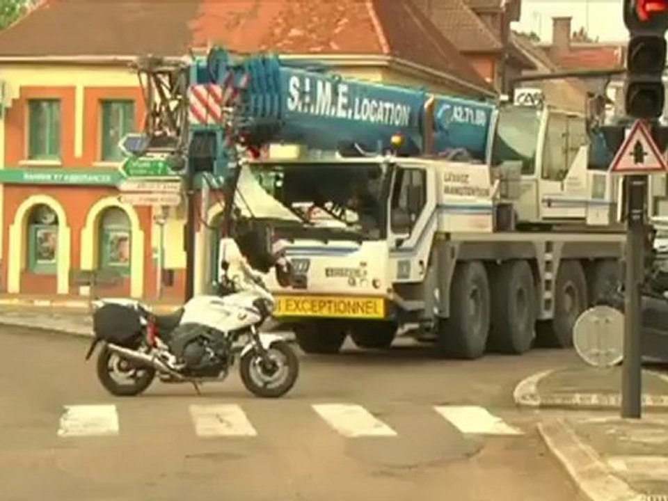 Un camion-grue tombe dans la Seine (Pont-Sainte...