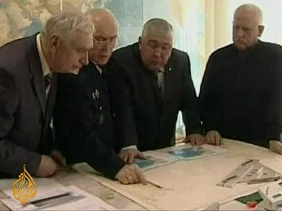 Russian icebreaker tries to rescue sailors