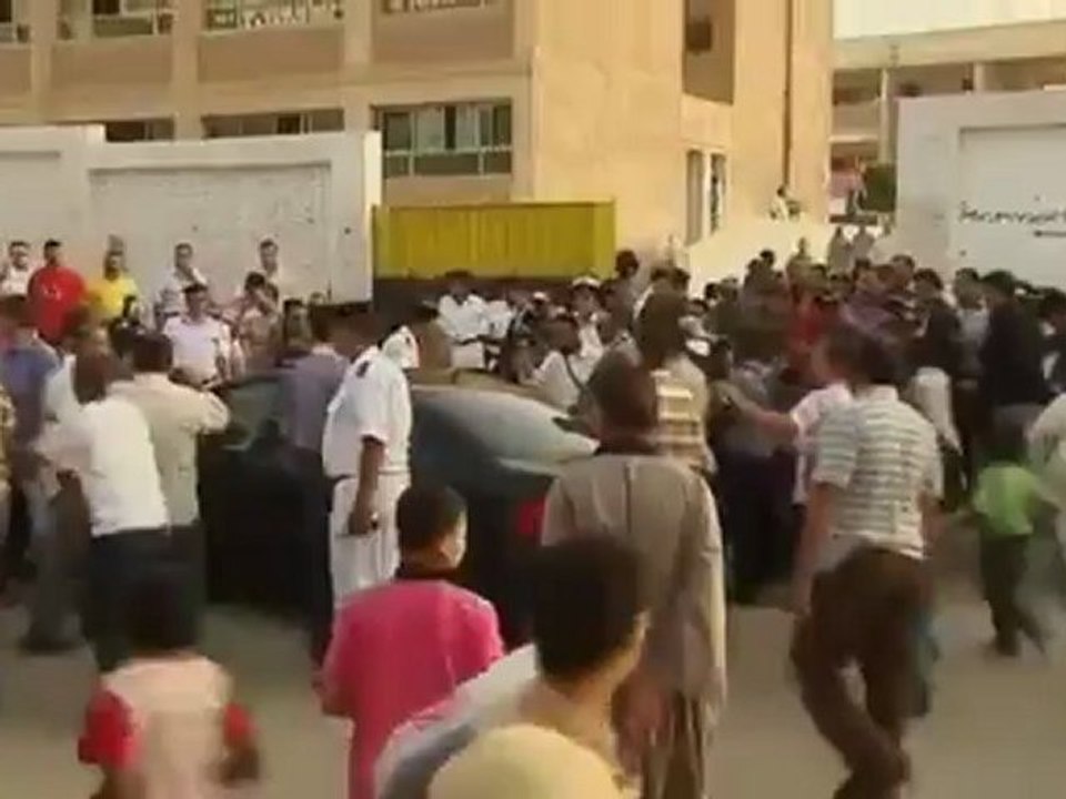 Shoes Thrown at Egypt Presidential Hopeful, Former Mubarak PM Ahmed Shafiq