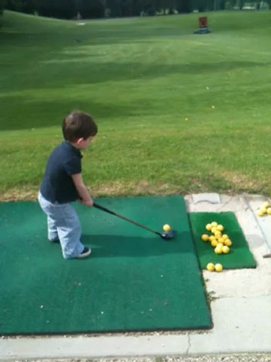 Charles 2ans et demi joue au golf