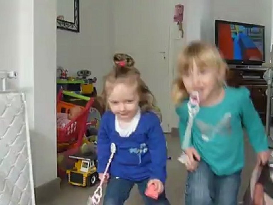 Anais 1 ans et demie (21 mois)  qui marche  *avril 2012*
