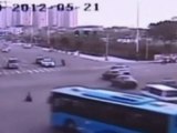 Un kamikaze de tres años circula en moto en dirección contraria