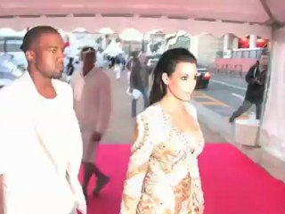 Kim Kardashian très sexy dans sa petite robe