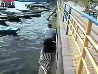 FAILS WORLD - 2 girls / One boat !