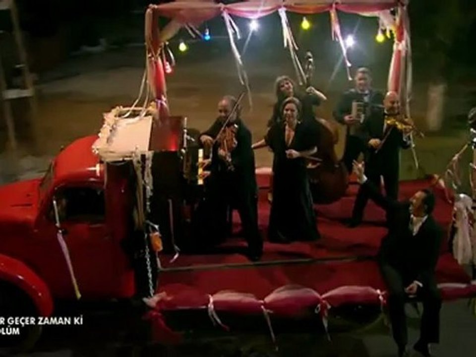 ÖYLE BİR GEÇER ZAMANKİ (SONER EVLENME TEKLİF EDER )