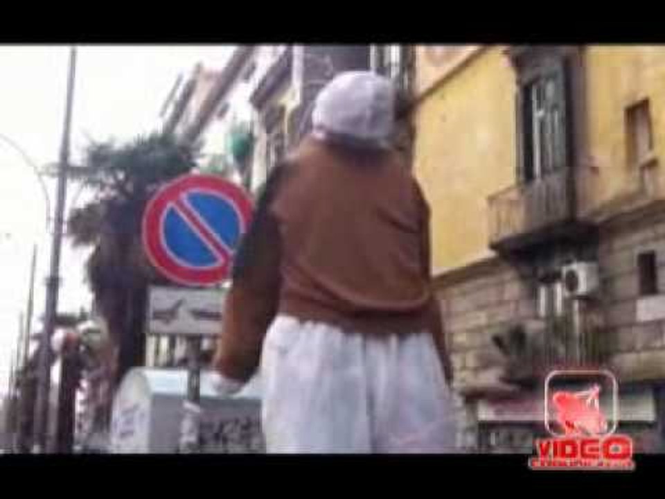 Napoli - Manichini impiccati in tutta la città (live 24.05.12)
