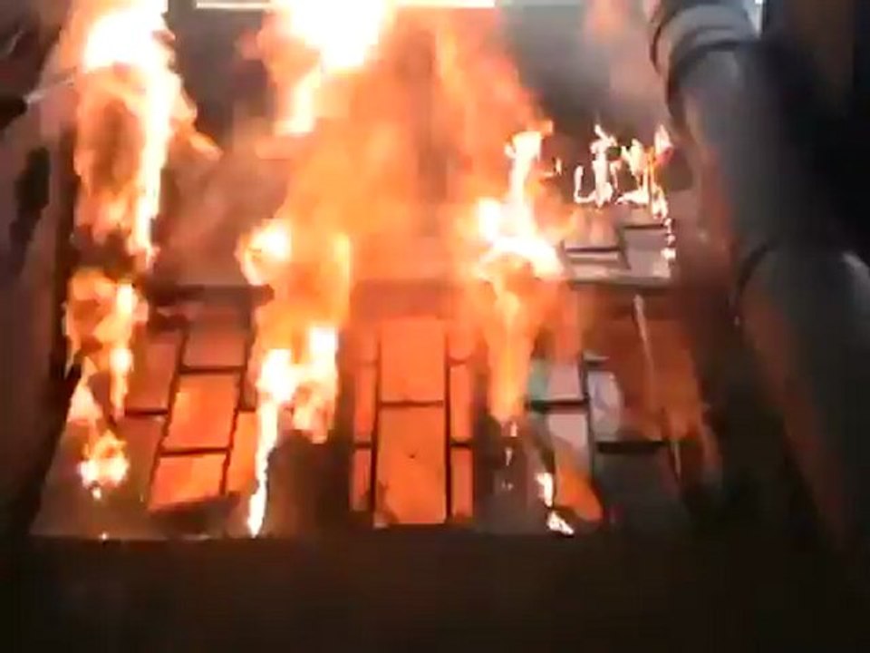 Syria فري برس حمص القصور احتراق الأبنية السكنية اثر القصف على الحي من قبل عصابات الاسد 24 5 2012 Homs