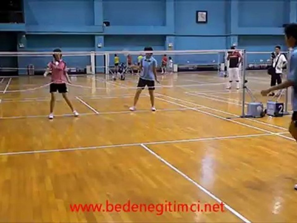 BADMİNTONDA 2'YE 1 DRİVE OYUNU-VİDEO-1-www.bedenegitimci.net
