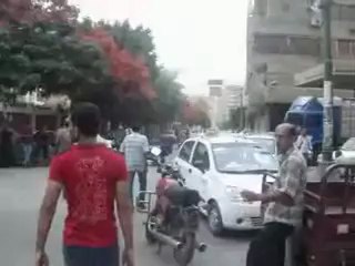 أصحاب التاكسي يقطعون الطرق أمام المحطات إحتجاجا علي نقص البنزين بالمنيا