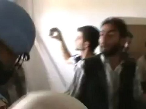 Syria فري برس درعاخربة غزالة المراقبين مع النقيب إياد داخل أحد البيوت 27 5 2012 ج2 Daraa