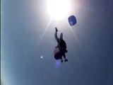Mujer de 80 años sufre percance en salto de paracaídas