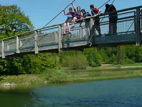 Sauts depuis le pont par le groupe 4 (vendredi en canoé)