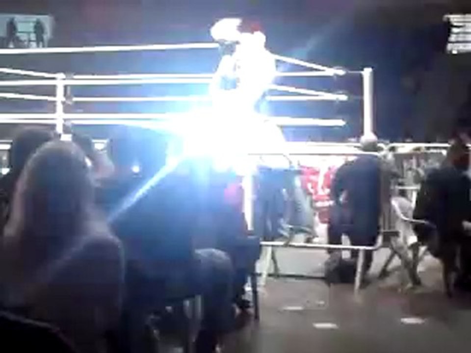 WWE Raw World Tour São Paulo 2012 - Divas Match - Kelly Kelly x Beth Phoenix