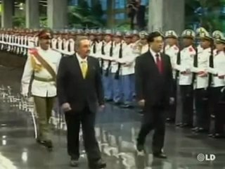 Raúl Castro canta en chino para recibir a Hu Jintao.