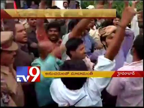 Jagan meets YS Vivekananda after 1st day of CBI interrogation