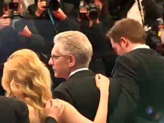 Kristen Stewart desfila por la alfombra roja de Cannes con un vertiginoso escote