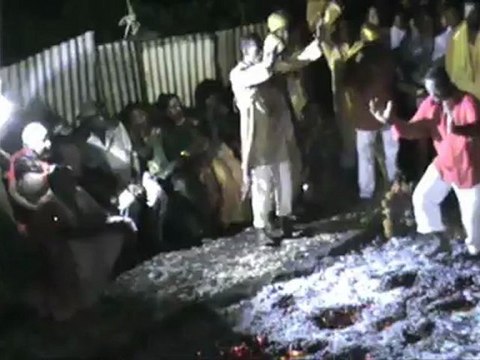 marche sur le feu à la Ligne des Bambous Saint-Pierre le 08 avril 2012