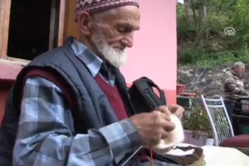 Hüseyin Dede,örgü örüyor