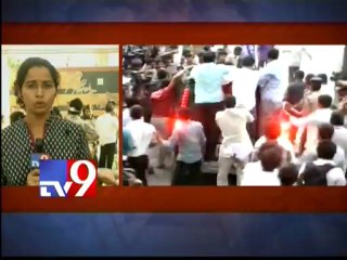 YSRC leaders meet Jagan at Lotus pond